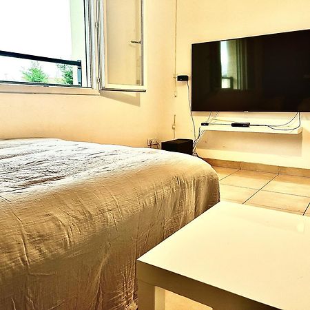 Room In House Villefontaine Bagian luar foto