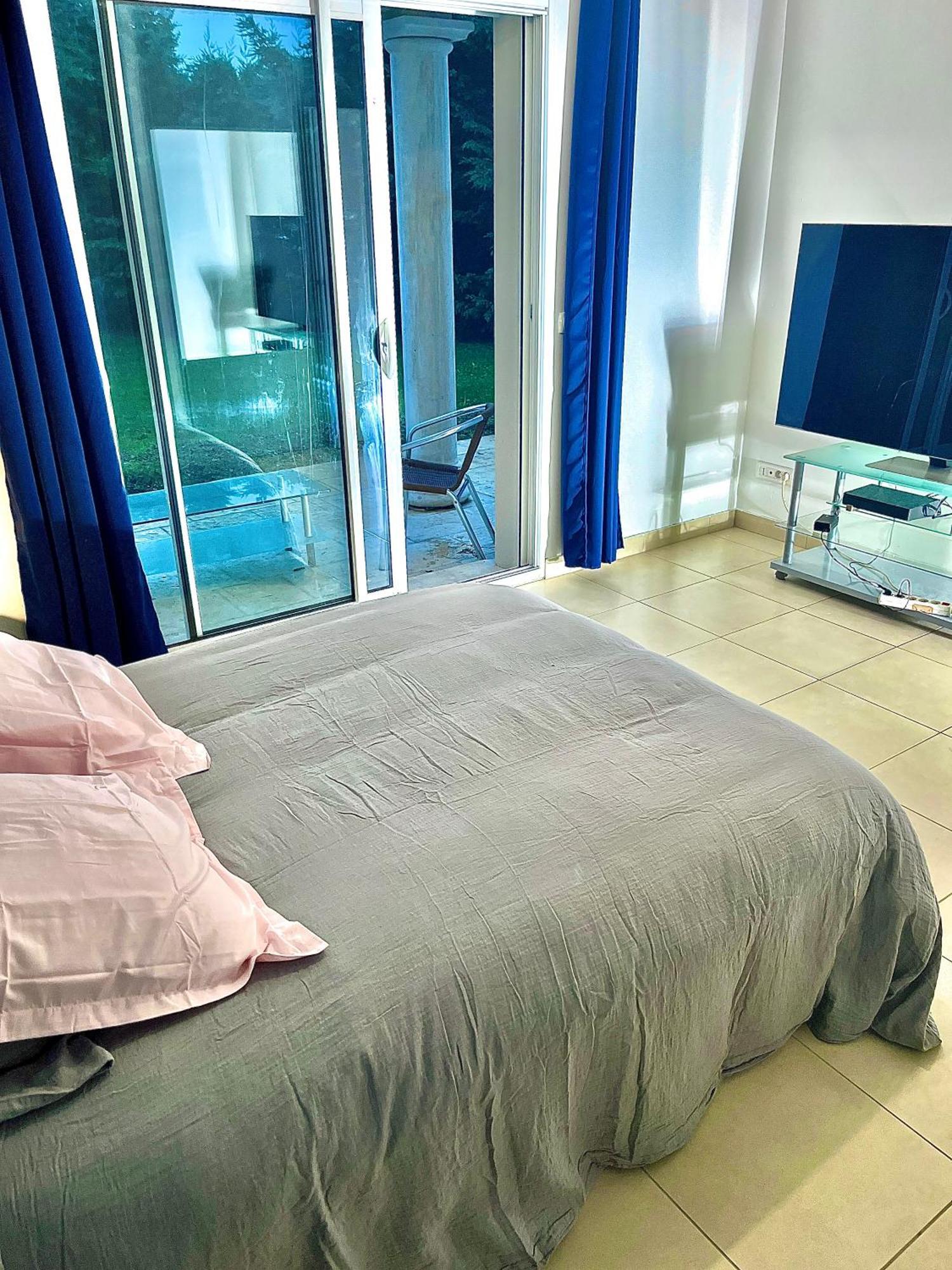 Room In House Villefontaine Bagian luar foto
