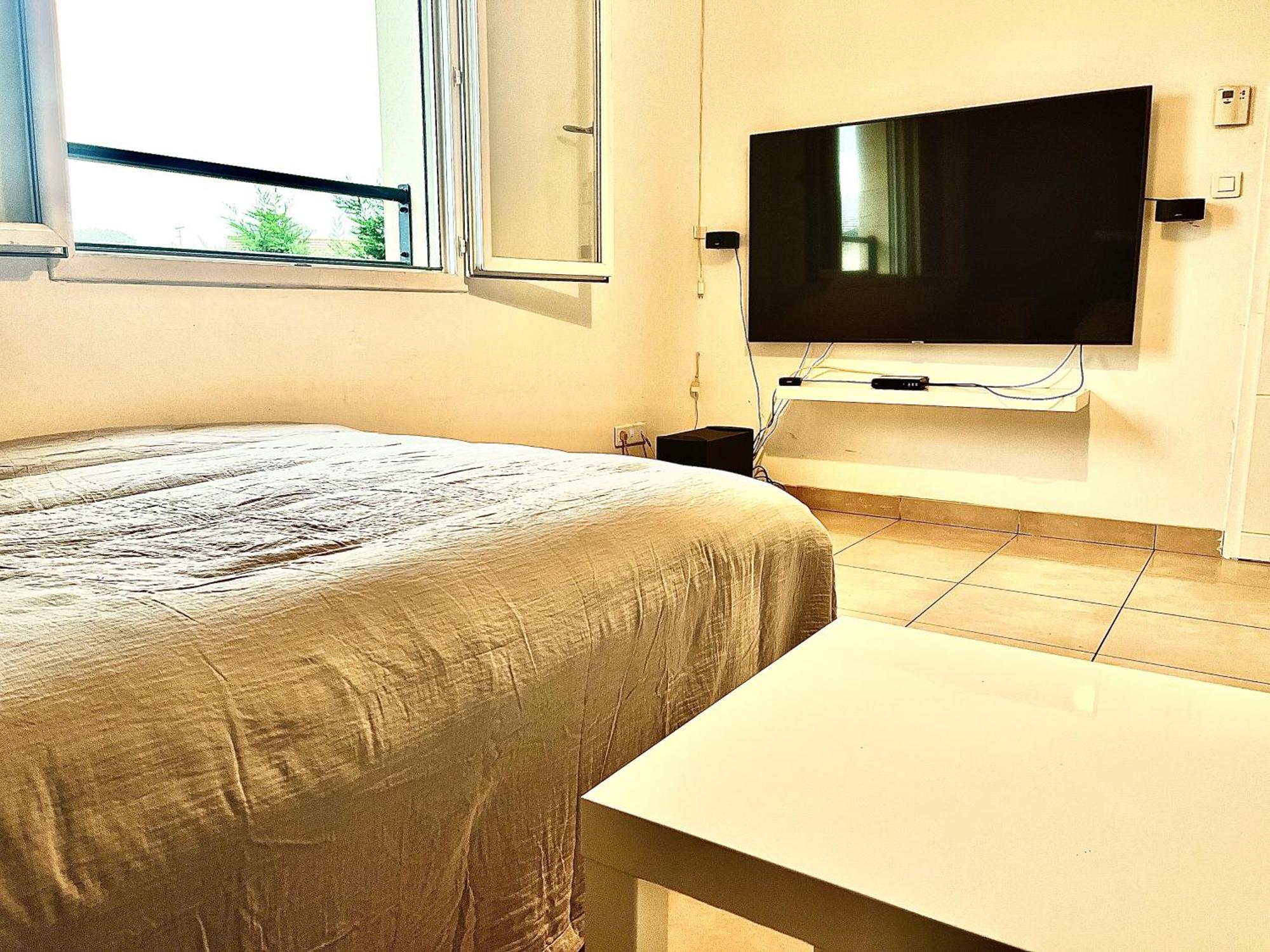 Room In House Villefontaine Bagian luar foto
